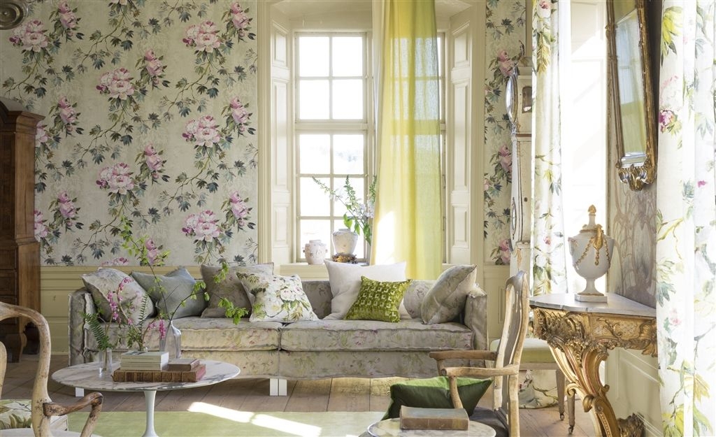 painterlt flirals is a typical sign of the summer personaility.Caprifolglio painetrly wallpaper by Designers Guild. 