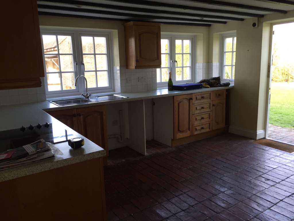 Dated 1980's stle country kitchen before refurbishment
