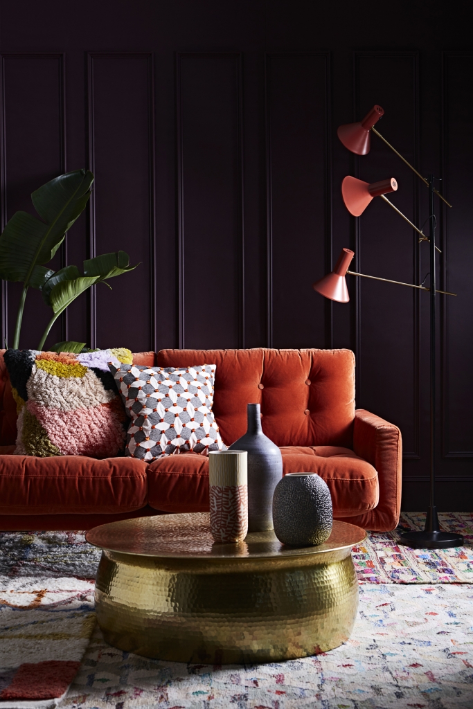 The autumn personality, according to Colour psychologfy loves a cosy and homely vibe. A ricj velvet sofa and darl walls fits the bill perfectly.